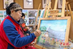 （走进中国乡村）山东“渔家画嫂”绘新村